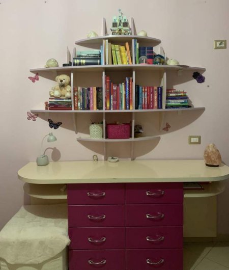 Tirane, shes Dhome gjumi per vajza krevat marinari, tavoline studimi, raft librash