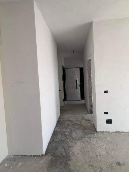Tirane, shes dyqan Kati 0, 87 m² 131.000 Euro (QTU)