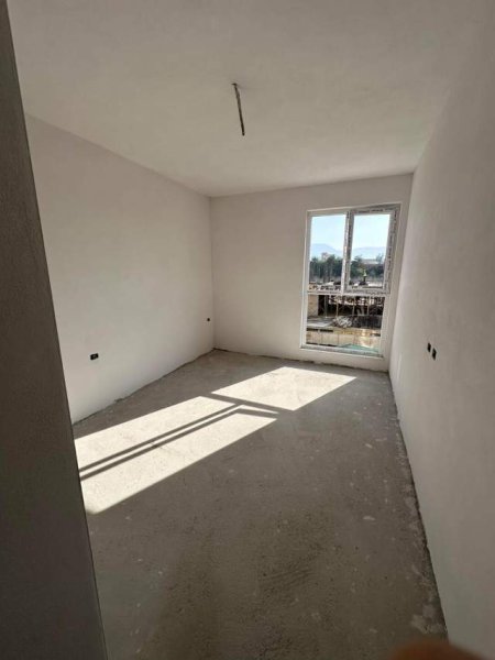 Tirane, shes dyqan Kati 0, 87 m² 131.000 Euro (QTU)
