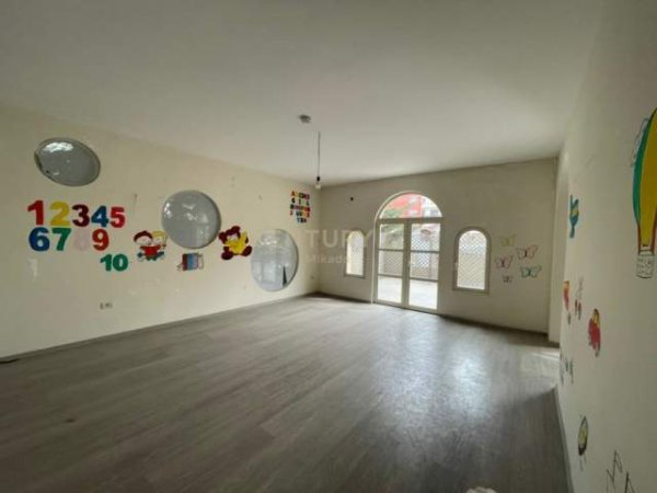 Tirane, shitet ambjent biznesi Kati 0, 330 m² 550.000 Euro (Fresku)