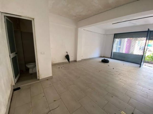 Tirane, shitet dyqan Kati 0, 56 m² 85.000 Euro (Komuna e Parisit)tek Shkolla Feniks