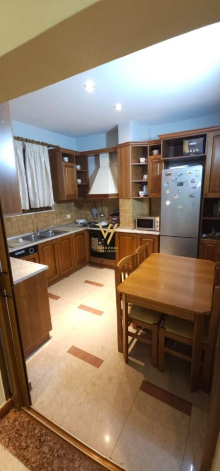Tirane, jepet me qera apartament 4+1 Kati 3, 150 m² 850 Euro (MEDRESEJA)