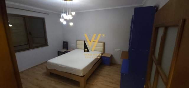 Tirane, jepet me qera apartament 4+1 Kati 3, 150 m² 850 Euro (MEDRESEJA)