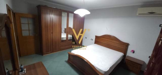 Tirane, jepet me qera apartament 4+1 Kati 3, 150 m² 850 Euro (MEDRESEJA)