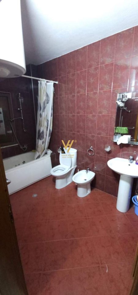 Tirane, jepet me qera apartament 4+1 Kati 3, 150 m² 850 Euro (MEDRESEJA)