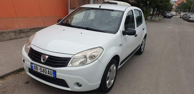 Tirane, jap me qera makine Dacia Sandero Viti 2012, 3.000 Leke