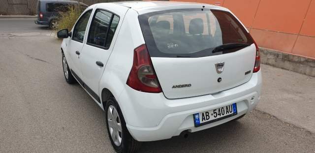 Tirane, jap me qera makine Dacia Sandero Viti 2012, 3.000 Leke