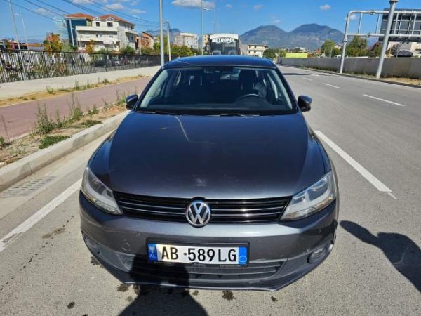 Tirane, jap me qera makine Volkswagen Jetta Viti 2015, 5.000
