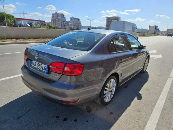 Tirane, jap me qera makine Volkswagen Jetta Viti 2015, 5.000