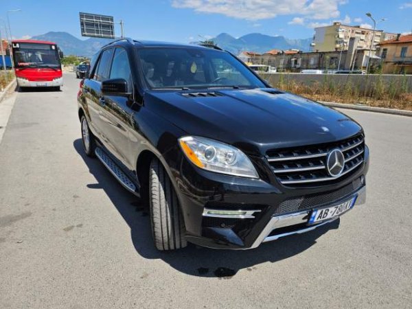 Tirane, jap me qera xhip Mercedes-Benz ML Viti 2012, 12.000 Leke