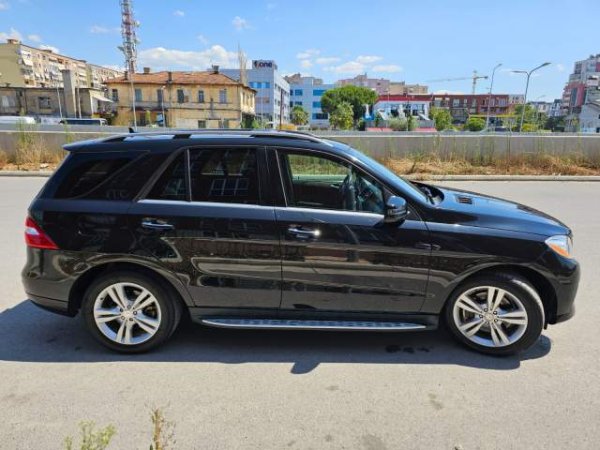 Tirane, jap me qera xhip Mercedes-Benz ML Viti 2012, 12.000 Leke