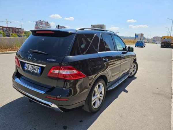 Tirane, jap me qera xhip Mercedes-Benz ML Viti 2012, 12.000 Leke