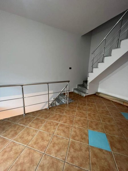 Tirane, shes Vile 3 Katshe Kati 1, 450 m² 310.000 Euro (Senatorium)