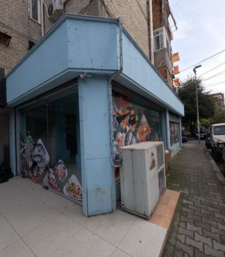 Tirane, shitet dyqan Kati 0, 100 m² 250.000 Euro (Bulevardi Bajram Curri)