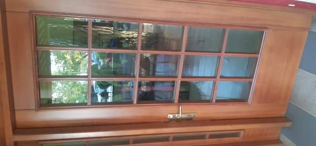 Tirane, Shiten okazion 2 dritare dhe 1 dere me material druri te punuara ne menyre artistike 1.200 Euro