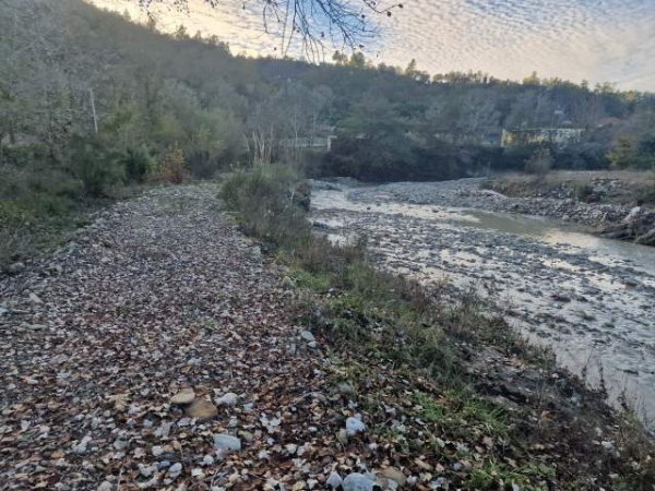 Peze e Madhe, Godinë 3-katëshe sip 720m2 + 11.380m2 toke - Hotel | Agro-Turizëm | Azil për të Moshuarit | Shkollë për Kafshët etj..