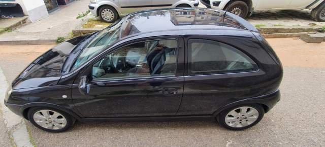 Tirane, shitet makine Opel Corsa Viti 2004, 2.000 Euro
