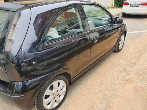 Tirane, shitet makine Opel Corsa Viti 2004, 2.000 Euro