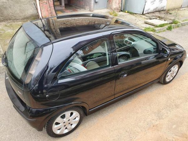 Tirane, shitet makine Opel Corsa Viti 2004, 2.000 Euro