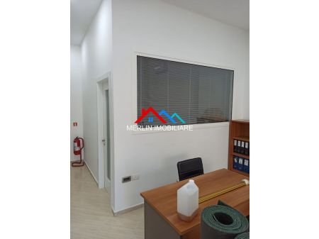 Tirane, shitet ambjent biznesi Kati 0, 80 m² 175.000 Euro (Komuna e Parisit)