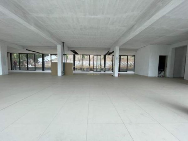 Tirane, shitet ambjent biznesi Kati 1, 1.860 m² 1.660.000 Euro (Vaqarr buze rruges krzesore)