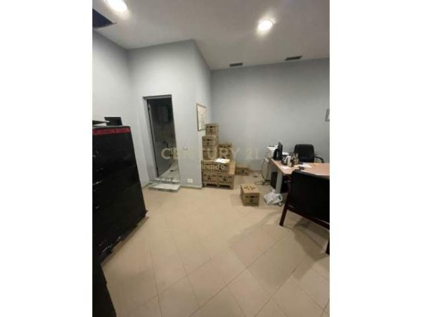 Tirane, shitet dyqan Kati 0, 28 m² 47.000 Euro (Komuna e Parisit)