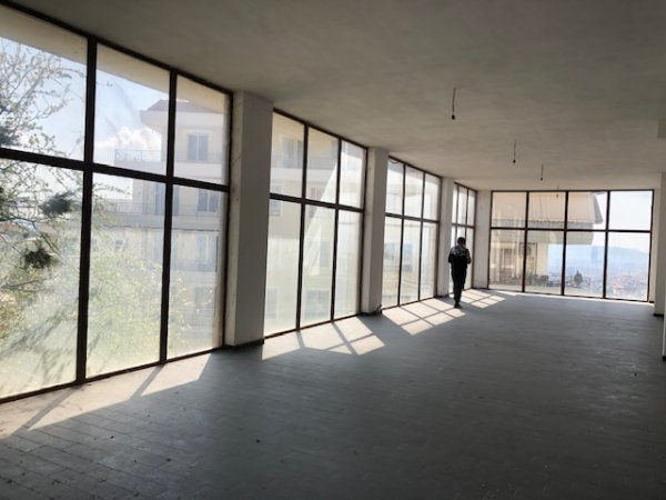 Tirane, shitet ambjent biznesi Kati 0, 190 m² 1.100 Euro/m2 (Rruga kryesore e dajtit)