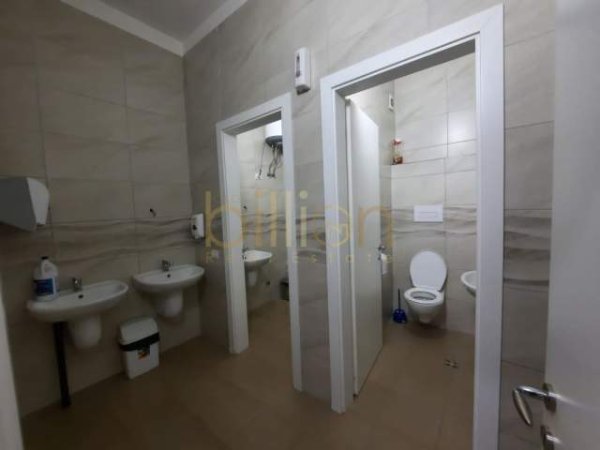 Tirane, shitet ambjent biznesi 450 m² 1 Euro (Rruga e Dibres)