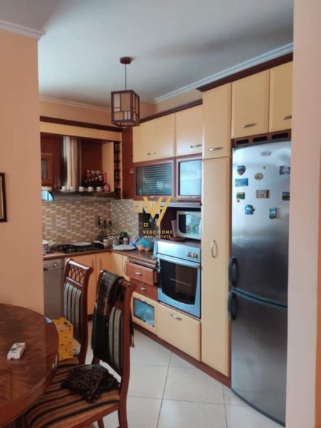 Tirane, jepet me qera apartament 2+1 Kati 3, 103 m² 900 Euro (RRUGA E ELBASANIT)