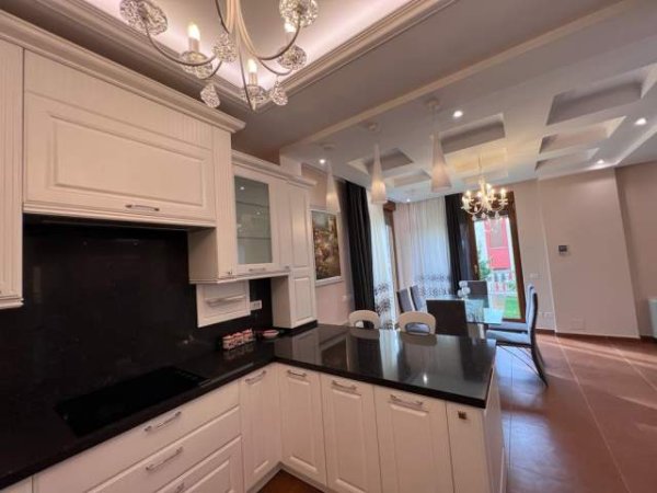 Tirane, jepet me qera Vile 4+1+BLK Kati 3, 250 m² 2.500 Euro (TEG)
