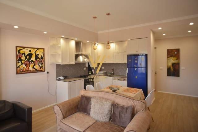 Tirane, jepet me qera apartament 2+1 Kati 9, 90 m² 850 Euro (RRUGA E KAVAJES)