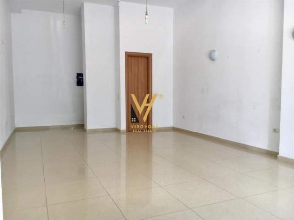 Tirane, shitet dyqan Kati 0, 40 m² 123.000 Euro (RRUGA E BARRIKADAVE)