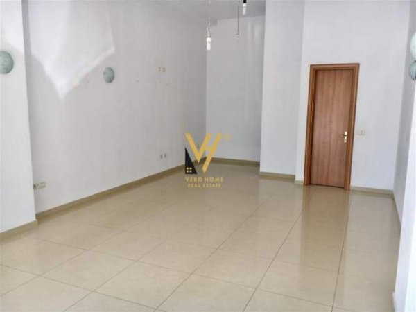 Tirane, shitet dyqan Kati 0, 40 m² 123.000 Euro (RRUGA E BARRIKADAVE)