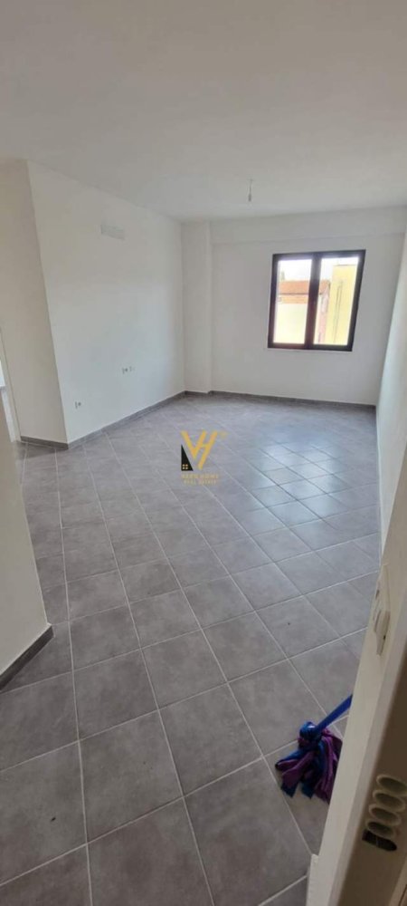 Tirane, jepet me qera apartament 2+1+BLK Kati 1, 92 m² 700 Euro (STACIONI I TRENIT)