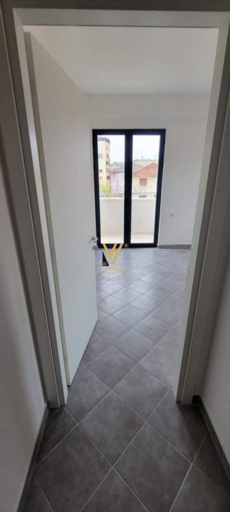 Tirane, jepet me qera apartament 2+1+BLK Kati 1, 92 m² 700 Euro (STACIONI I TRENIT)