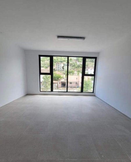 Tirane, shitet dyqan Kati 1, 55 m² 74.000 Euro ne Kombinat