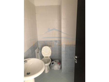 Tirane, shitet ambjent biznesi Kati 0, 119 m² 160.000 Euro (Liqeni i thate)
