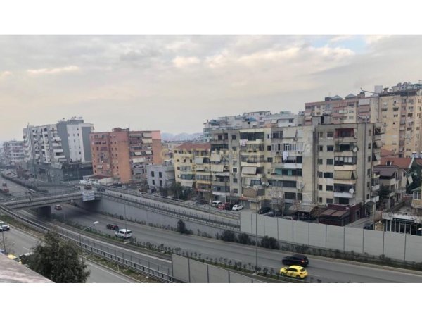 Tirane, shes ambjent biznesi Kati 0, 42 m² 135.000 Euro (Komuna e Parisit)