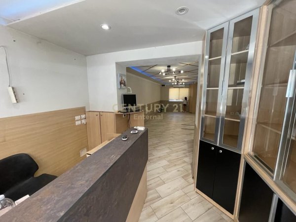 Tirane, shes ambjent biznesi Kati 0, 42 m² 135.000 Euro (Komuna e Parisit)