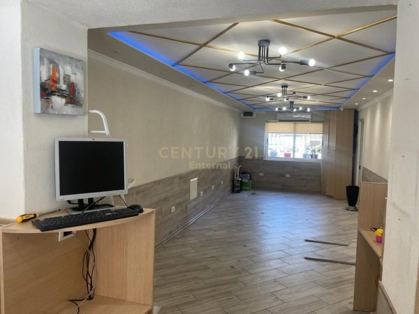 Tirane, shes ambjent biznesi Kati 0, 42 m² 135.000 Euro (Komuna e Parisit)