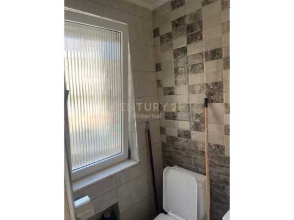 Tirane, shes ambjent biznesi Kati 0, 42 m² 135.000 Euro (Komuna e Parisit)