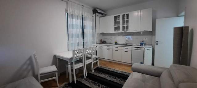 Tirane, jepet me qera apartament 1+1 Kati 3, 57 m² 40.000 Leke (Rruga Barrikadave)