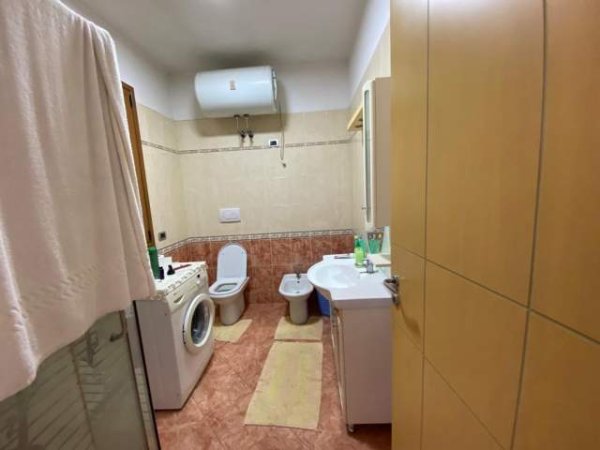 Tirane, shitet Vile 5+1+A+BLK Kati 3, 375 m² 250.000 Euro (Marikaj)