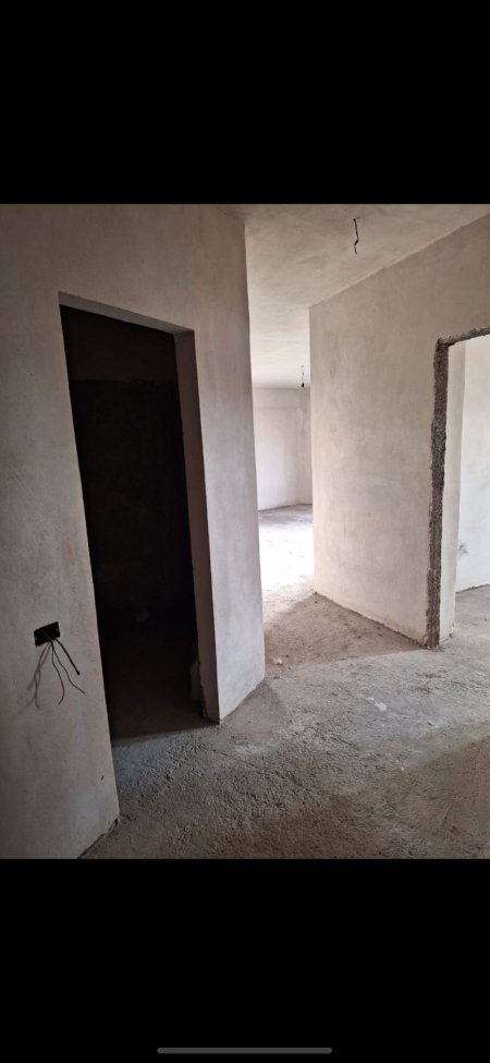 Shitet Apartament 2+1+Post Parkimi Tek Kafja E Rremes (ID B120420) Tirane