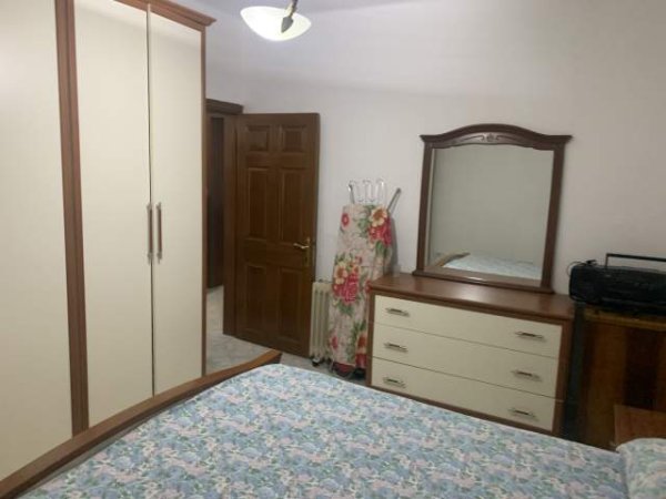 Tirane, jepet me qera apartament 1+1+BLK Kati 4, 61 m² 450 Euro (Libri universitar)