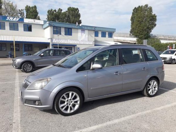 Durres, shes makine karavan Opel Zafira Viti 2007, 2.500 Euro