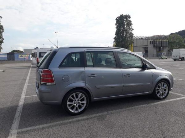 Durres, shes makine karavan Opel Zafira Viti 2007, 2.500 Euro