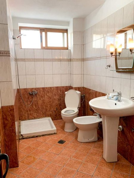 Korce, jepet me qera apartament 1+1+BLK Kati 3, 52 m² 18.000 Leke (Loni Llogori , lagjia 9)