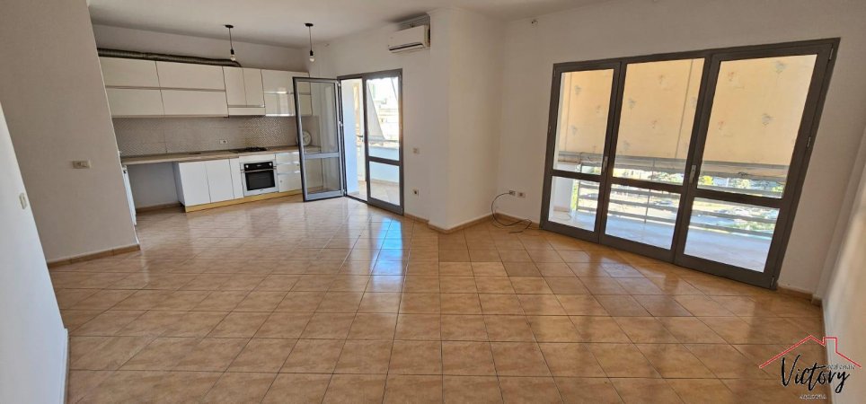 ,Apartament 2+1 2 per qira tek Zogu i Zi, i pozicionuar perballe Ring Center.