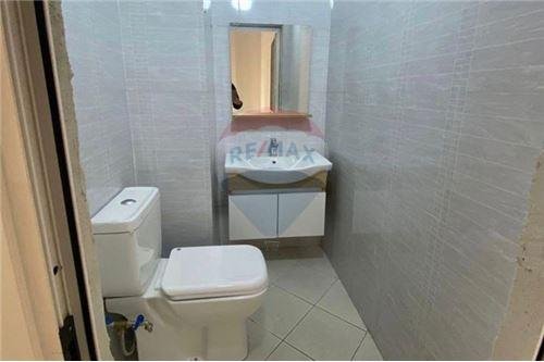 Tirane, shitet dyqan Kati 0, 79 m² 138.000 Euro (Astir)